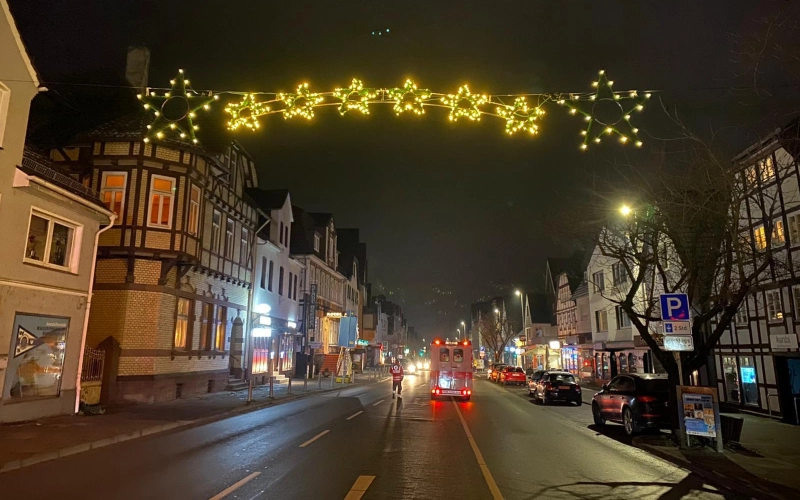 Die neue Weihnachtsbeleuchtung erstrahlt in der Langen Straße. (Foto: Beverungen Marketing e.V.)