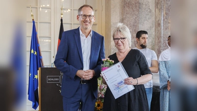 Sozial- und Integrationsminister Kai Klose würdigte Martina Mlody für ihr ehrenamtliches Engagement.  (Foto: HSMI/Jay Pineda)