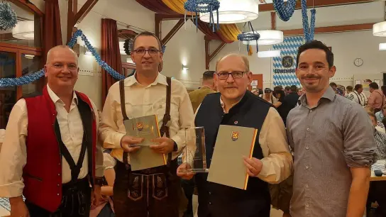 Ehrungen: (v.l.) Bürgermeister Werner Tyrasa, Matthias Sobireg, Peter Siebert und Marcel Gerhards (stell. Vors. Vereinsgem.). (Foto: Petra Reinken)