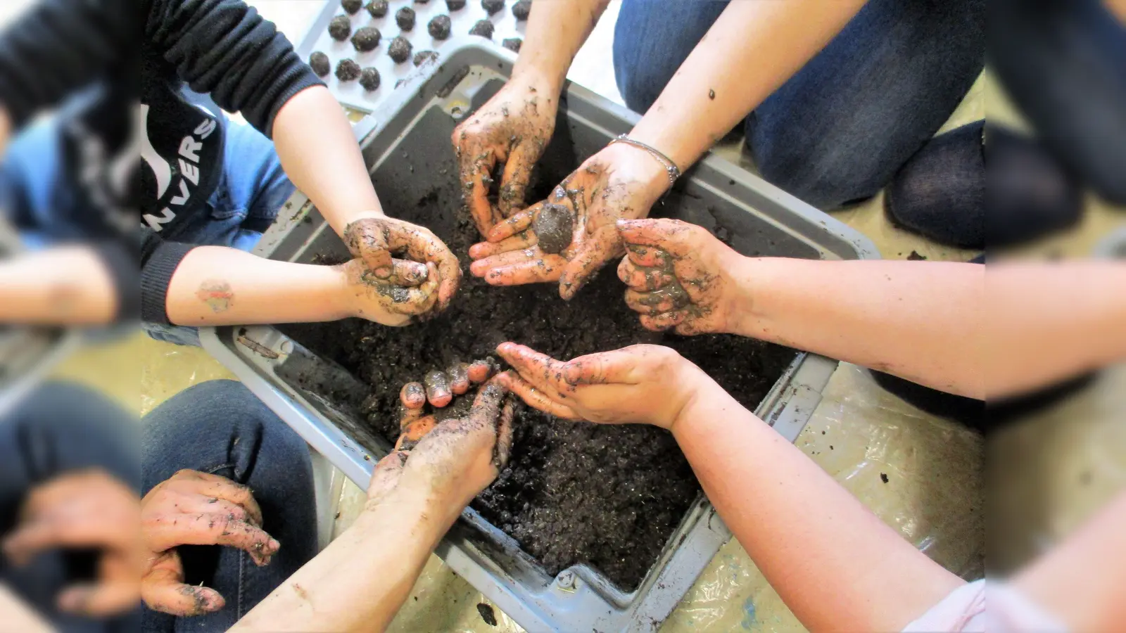Viele kleine Hände können die Welt verändern - indem sie „Wildsamenbomben“ basteln und im Dorf Tietelsen verteilen (Foto: Foto: Kita St. Marien)