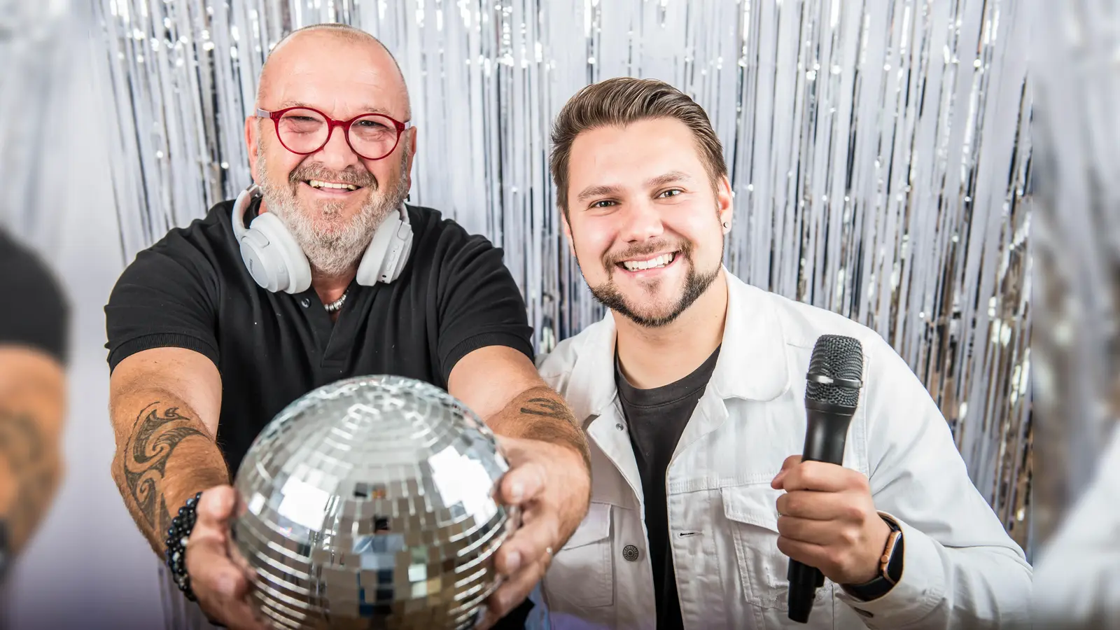 V.l.: DJ Elmar Becker und Schlagerstar Florian Timm. (Foto: Daniel Winkler)