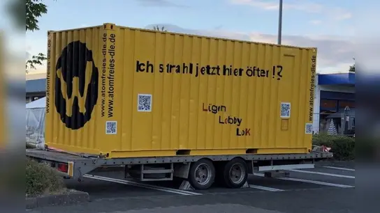 Mit einem solchen Container weist die Bürgerinitiative auf die Gefahren hin. (Foto: Atomfreies 3-Ländereck)