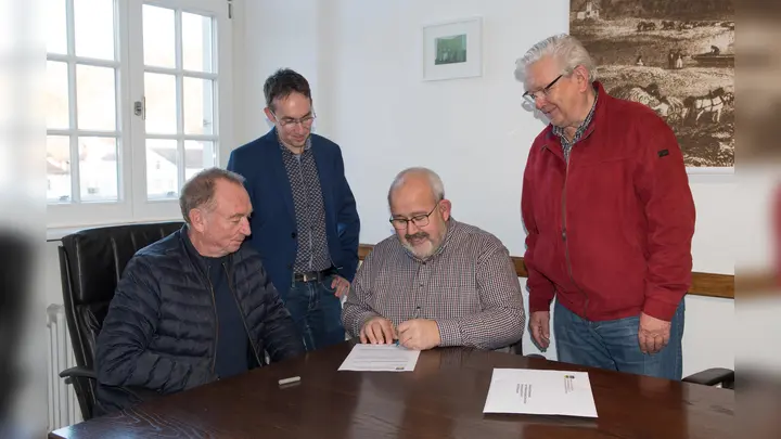 Die Vertreter der Fraktionen aus der Bad Karlshafener Stadtverordnetenversammlung und Bürgermeister Marcus Dittrich brachten ein gemeinsames Schreiben an Ministerpräsident Boris Rhein auf den Weg. (Foto: Markus Loeschner)
