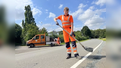 Tizian Behler aus Peckelsheim macht derzeit beim Kreis Höxter eine Ausbildung zum Straßenwärter. Für sichere Straßen zu sorgen – wie hier auf der Muddenhagener Straße in Borgentreich – ist sein Beruf. (Foto: Kreis Höxter)