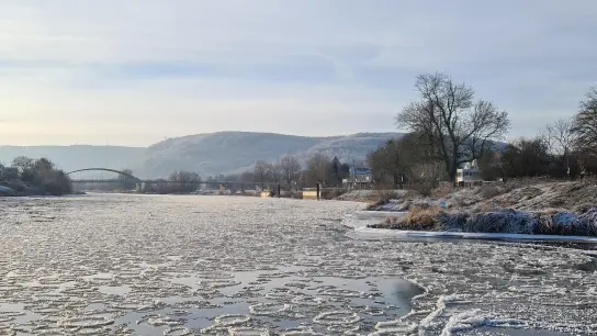 Der Dezember: nach ersten stärkeren Frösten und mehreren Tagen mit Dauerfrost gab es auf der Weser die ersten, aber auch einzigen Eisschollen des Jahres 2022 (Foto: Frank Matthias)