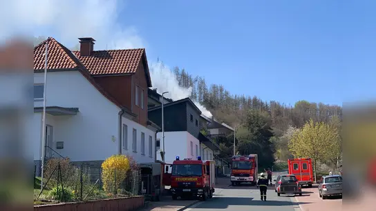 Ca. 60 Einsatzkräfte konnten beim Brand in dalhausen schlimmeres verhindern. (Foto: Foto: Alexander Böning / Feuerwehr Beverungen)