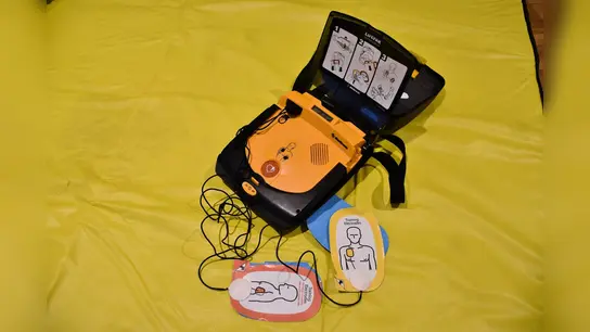 So ein Defibrillator soll bald auch in Herstelle zur Verfügung stehen. (Foto: Foto: Siebrecht)