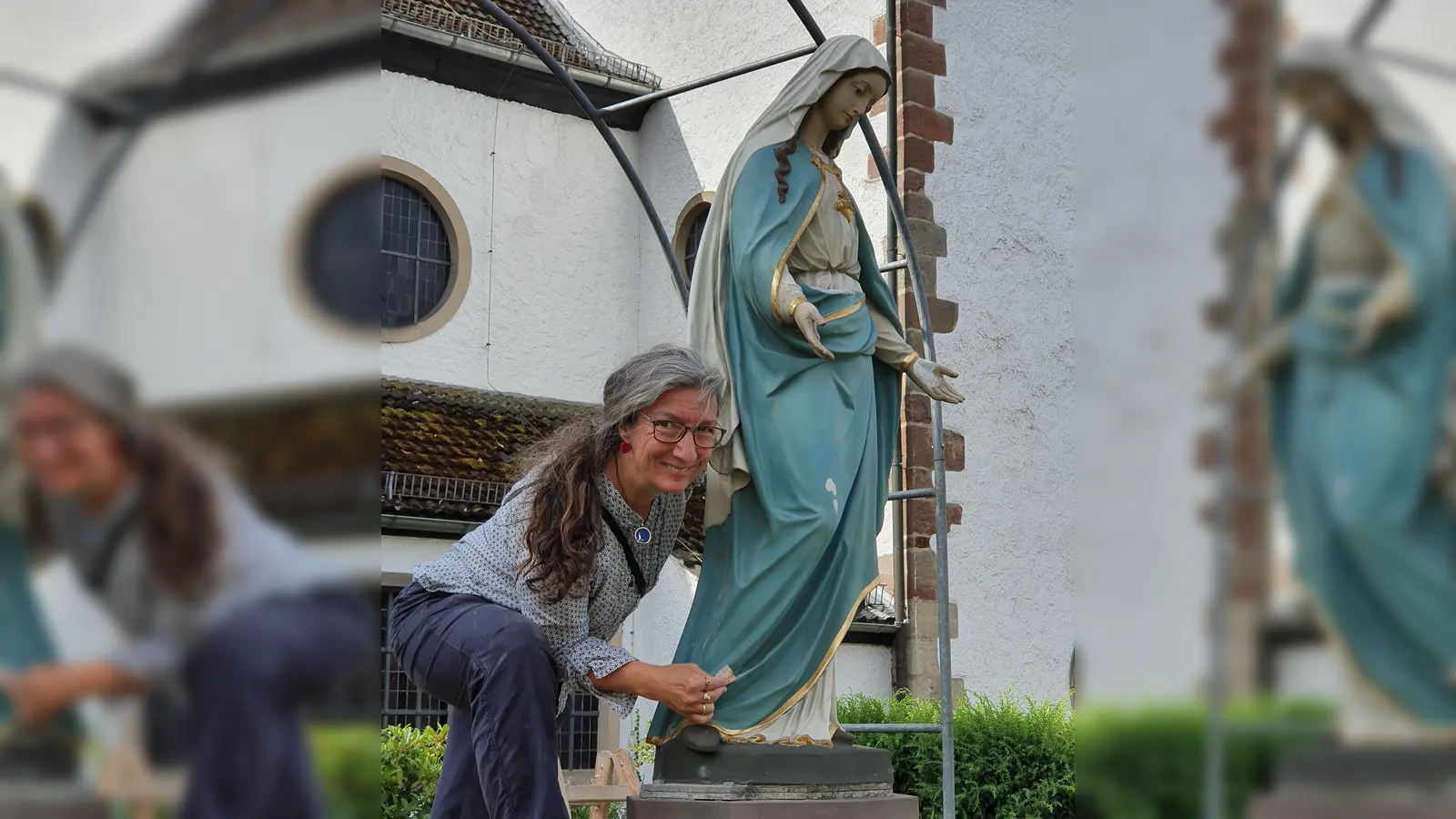 Die Kunstmalerin Ariane Zuber arbeitet an der Marienfigur. (Foto: Barbara Siebrecht)