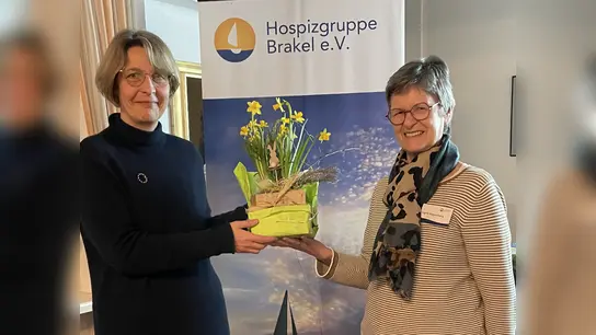 Ingrid Kappenberg (r.) überreichte Dorothea Wahle-Beer ein Blumengesteck. (Foto: Hospizgruppe Brakel)