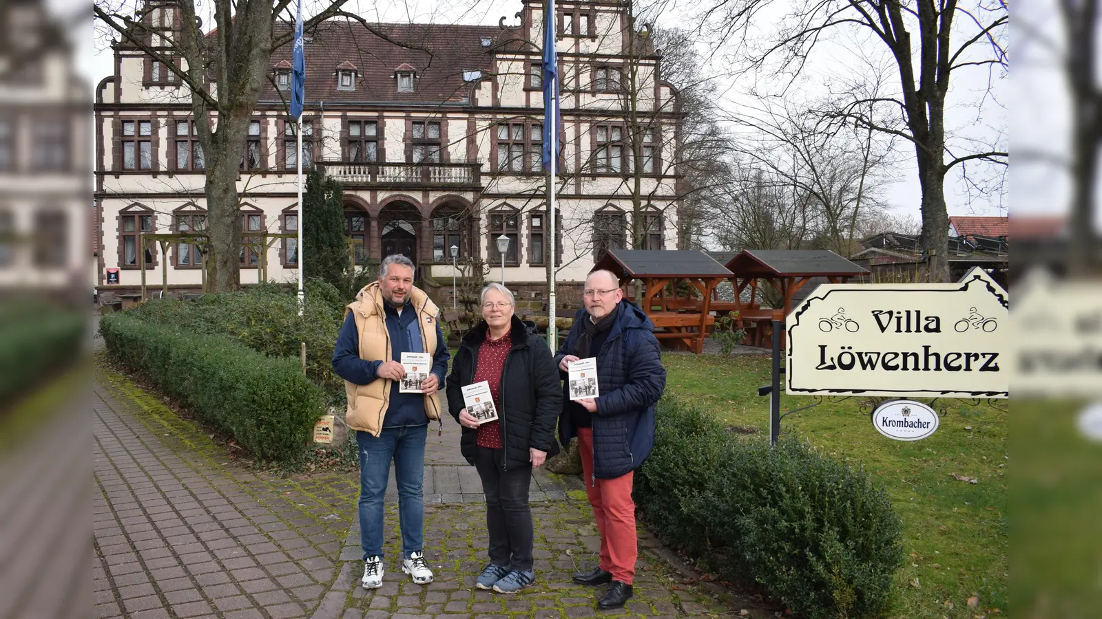 (v.l.) Matthias Bergmann, Anne Gauding und Peter Siebert vor der Villa Löwenherz in Lauenförde (Foto: privat)