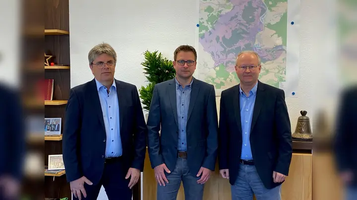 Abteilungswechsel: (v.l.) Frank Fillmar, Stefan Gördemann und Bürgermeister Hubertus Grimm.  (Foto: Stadt Beverungen)