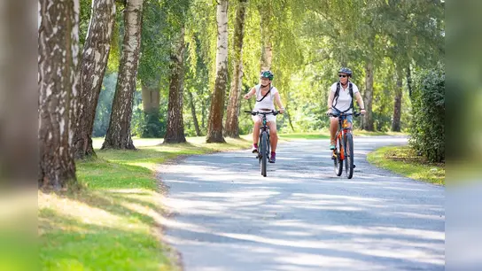 Radfahrerin und Radfahrer auf dem Diemelradweg.  (Foto: Landkreis Kassel)